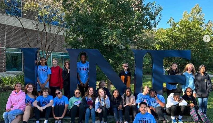 Group photo of a students on a college tour. 
